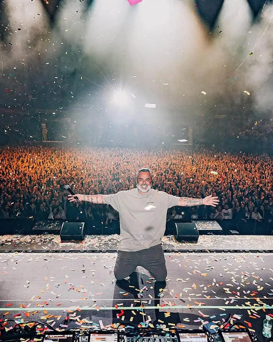 Juan Magán en el Movistar Arena de Madrid, con el público de fondo.